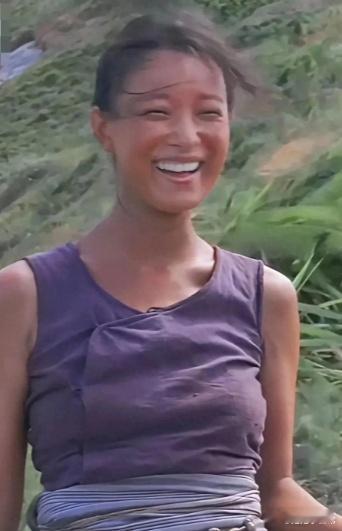 这居然是倪妮！差点没认出来！在烈日下把自己晒得黢黑黢黑的​​​