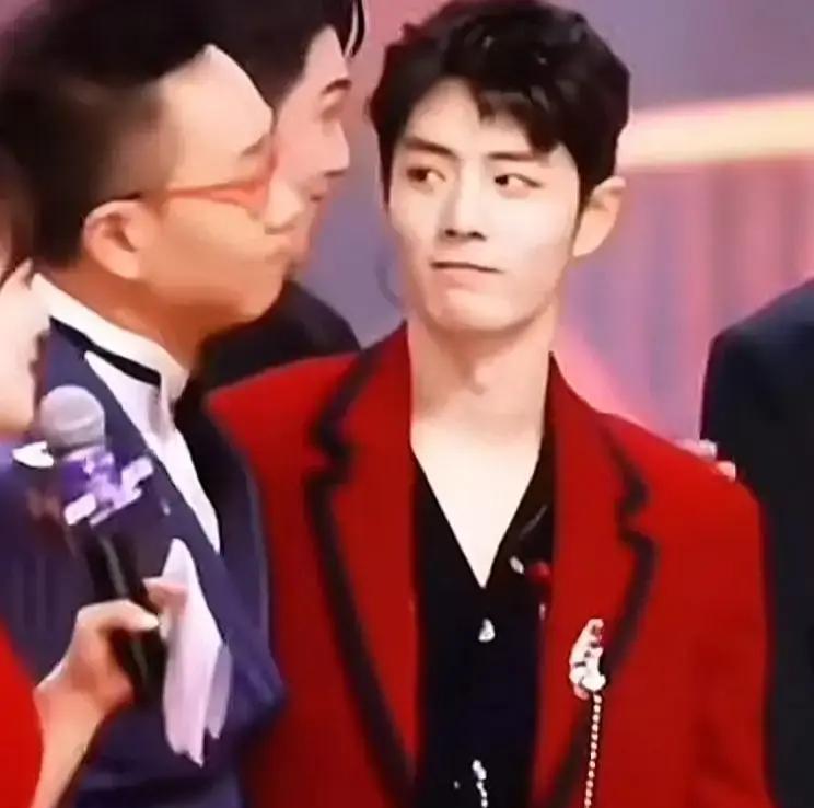 2020年跨年，肖战顶着全网黑的压力压轴登台，林海一张水杯合照力挺。这在当时可