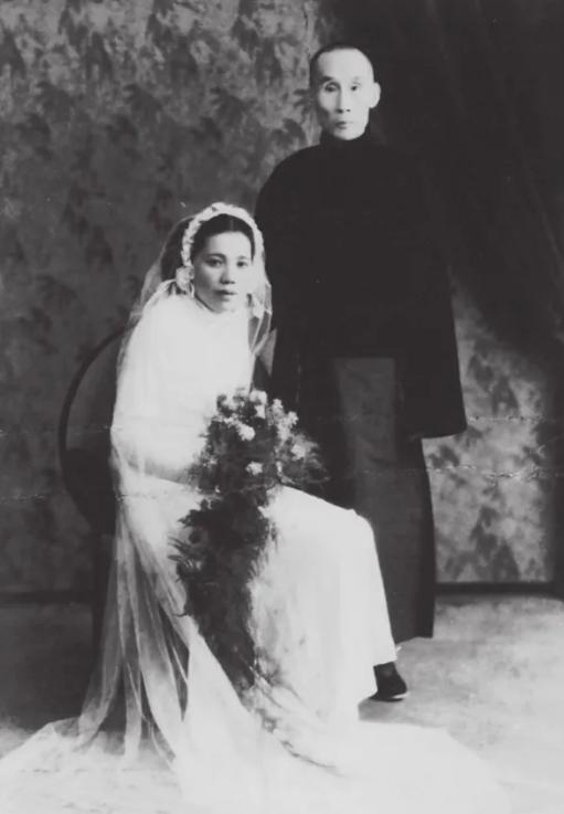 1932年，19岁学霸校花张晓芳，在母亲的强制下，嫁给52岁已婚富豪。她强忍泪水