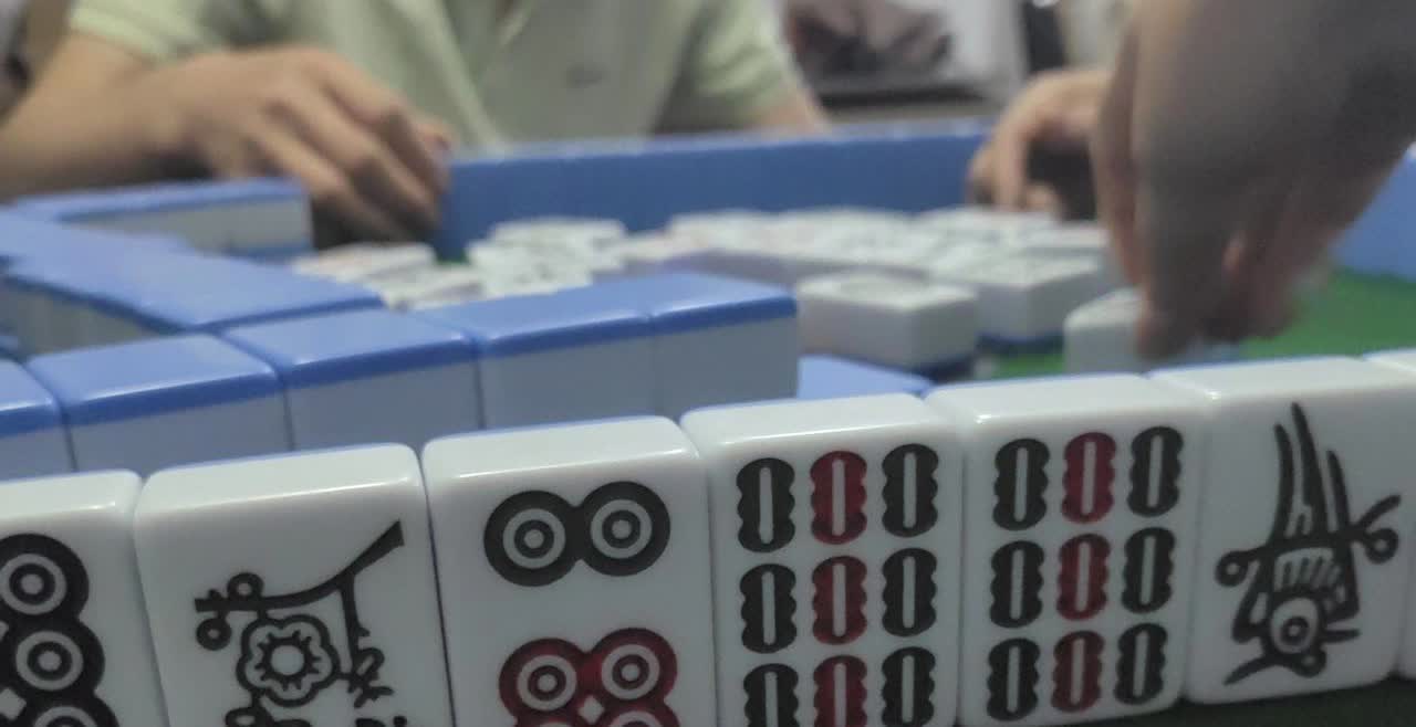 下午经过隔壁的麻将馆，老板娘站门口东张西望，猜她肯定是三缺一了，果不其然，老板娘