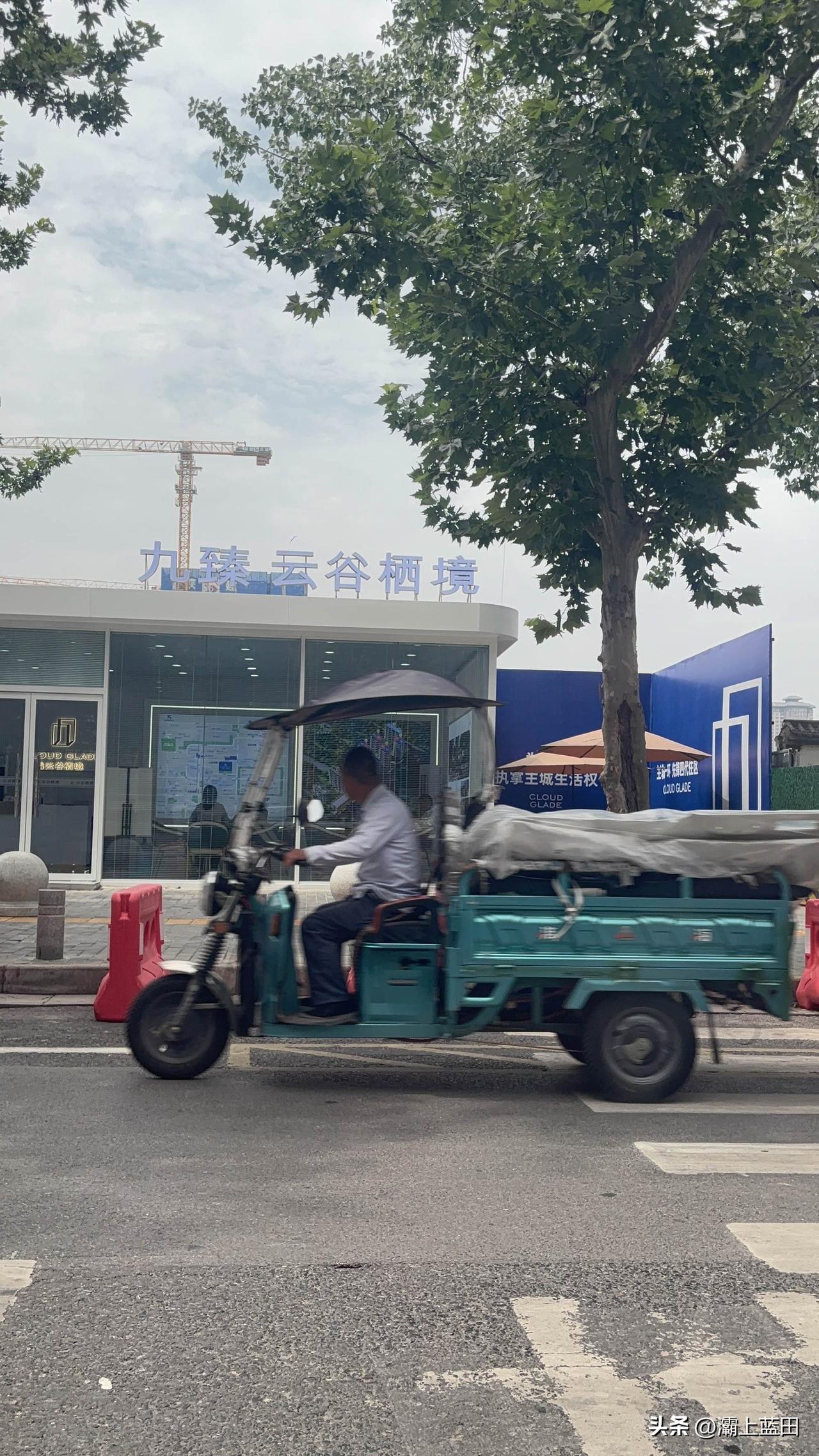 西安西站这里，啥时候给拆了，现在搞起了房地产，这个位置在城墙跟前，价格估计不便宜