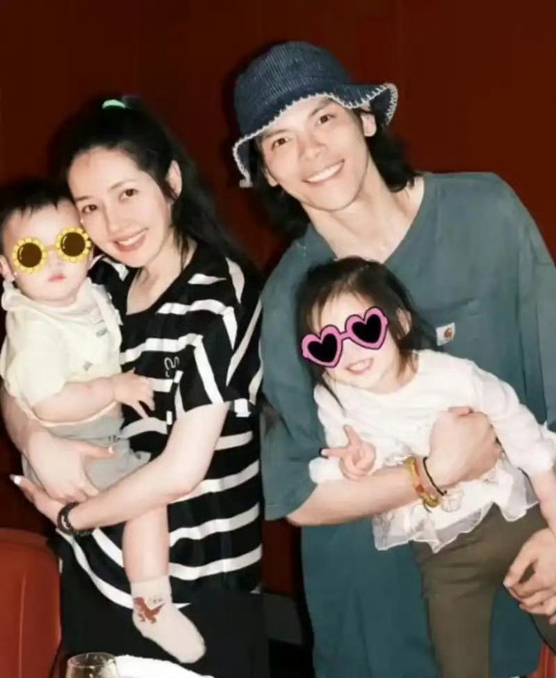 郭碧婷爸爸晒与向笙向芷合照怪不得向太非要郭碧婷做儿媳，直接改变下一代的容貌基因了