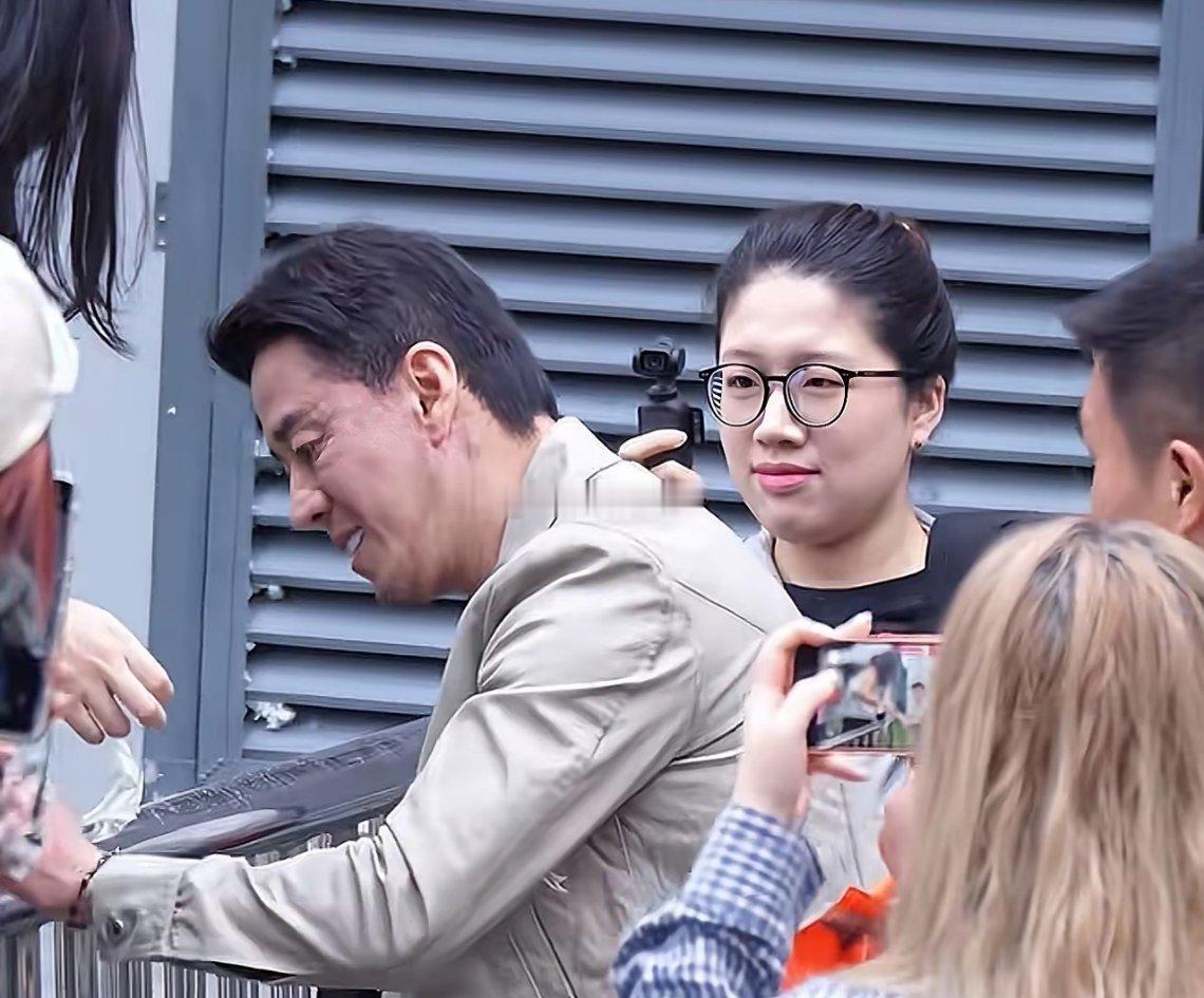 一线顶级歌手，路人视角下都快认不出来他是谁了！