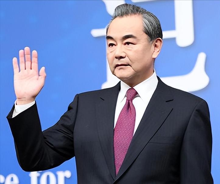 美伊第二轮谈判之际，伊朗主动致电中方，通报最新情况美军1万兵力封锁港口，停火