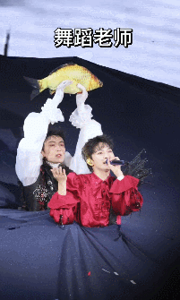 谁看了不说一句舞蹈老师太会玩？周深手持臭鳜鱼懵笑营业，“被迫营业”的真实状态，让