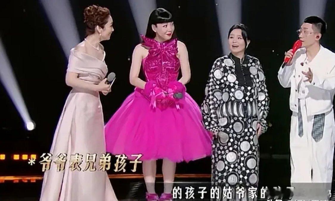 主持人问金志文：“网上说你和常石磊是亲戚，这是真的吗？”金志文：“没错，而且我们