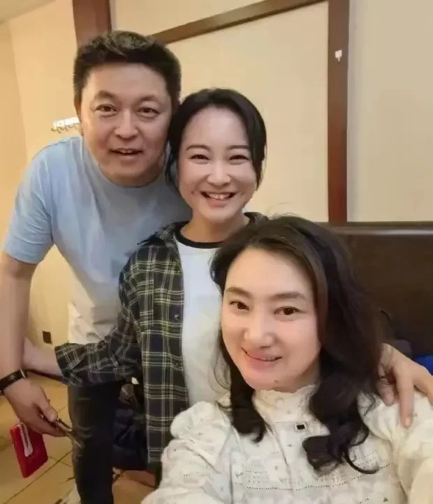 冯巩过67大寿，徒弟贾玲罕见现身，穿格子衫，师徒同框画面很温馨