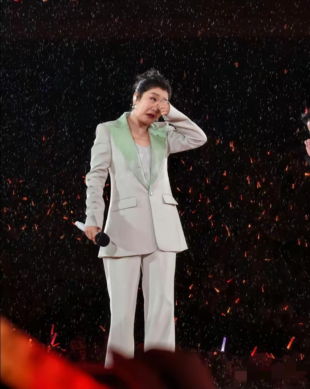 为什么凤凰传奇下雨开演唱会却没有退票、中途离场的？其实原因很简单不是退票系