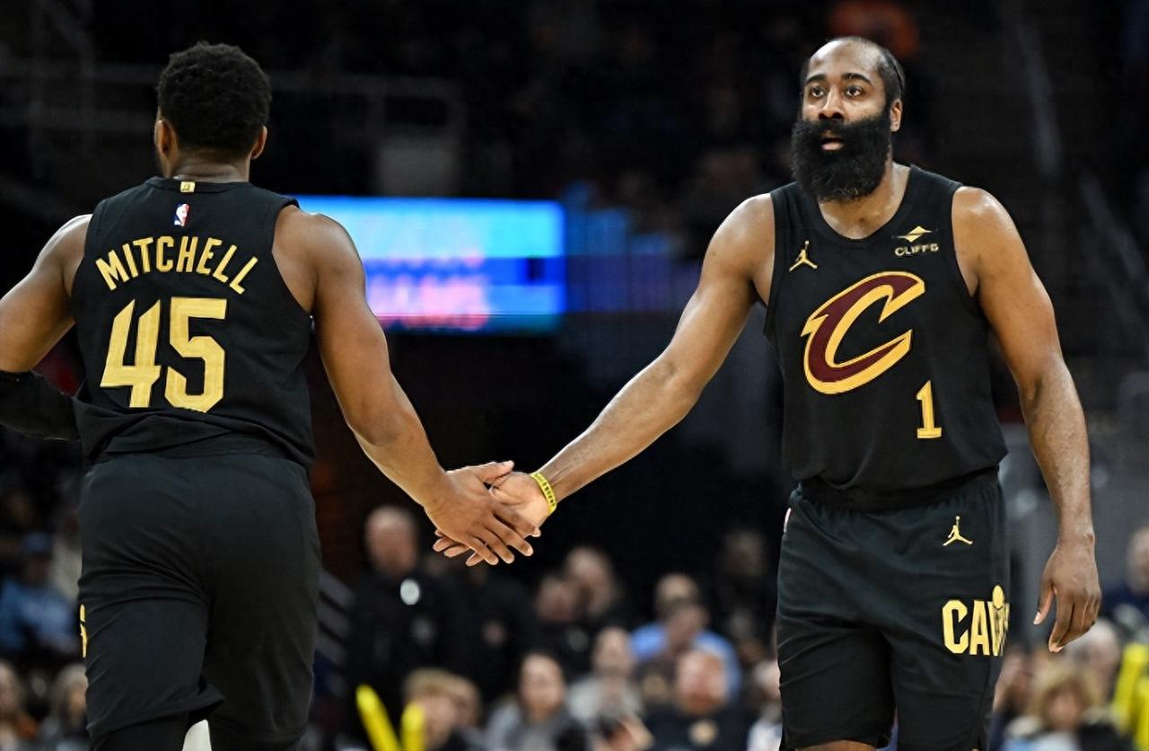 骑士不敌东部劲旅，最大输球原因不是哈登开场两队势均力敌，贝恩和莫布里互相得分