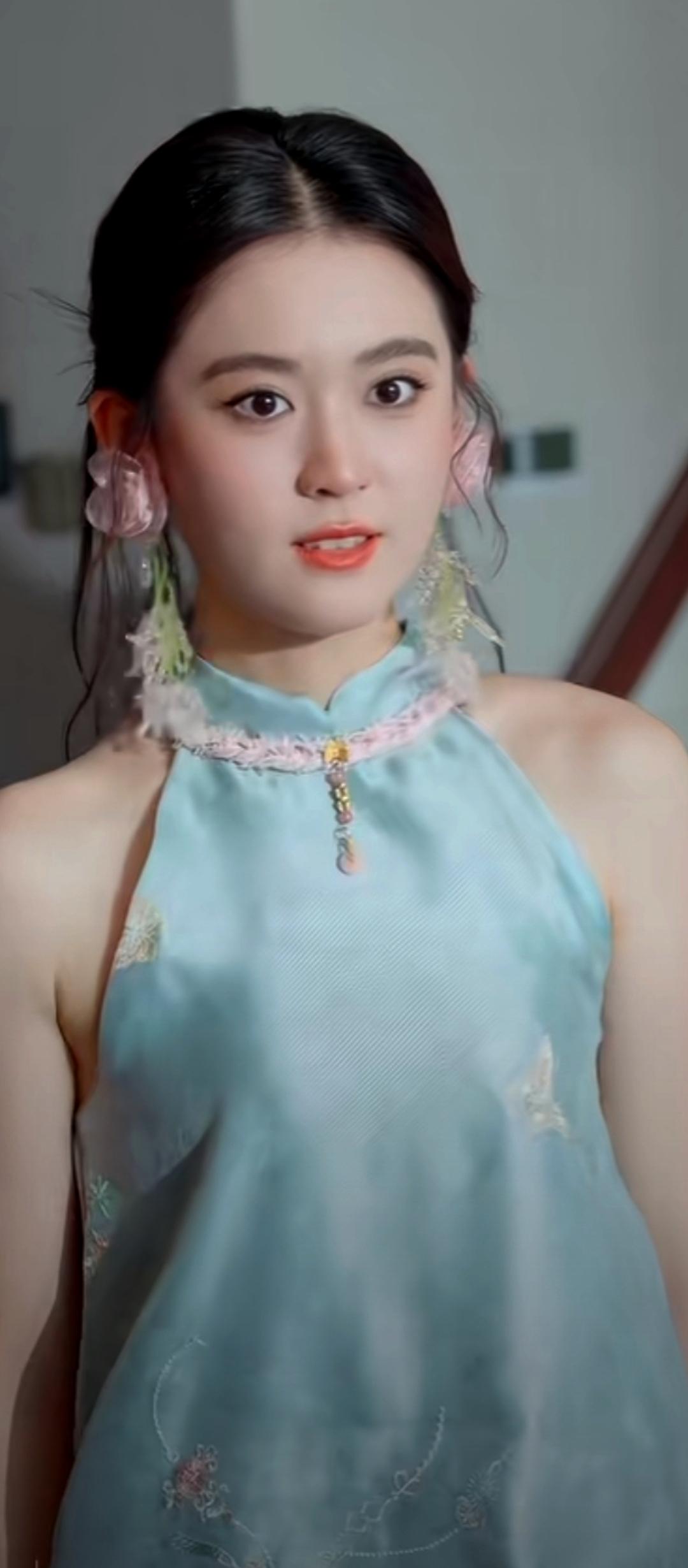 古风少女，粉黛轻妆，花簪点缀，温婉动人。