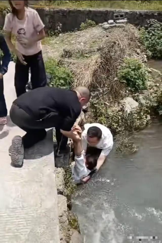 🌞“救人第一！”重庆女孩落水裤子被冲走，命险一线，两名男子跳入河中奋力相救