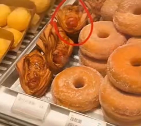 好利来蛋糕店店员将掉地面包捡起售卖太原的好利来都改成了蓝塔烘焙，我感觉这是被大家