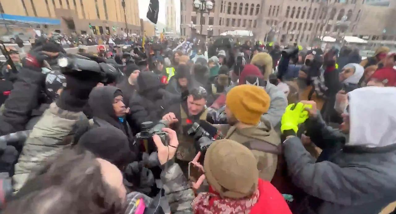 在明尼阿波利斯举行的一场反伊斯兰集会期间，被赦免的1月6日国会骚乱参与者、右翼活