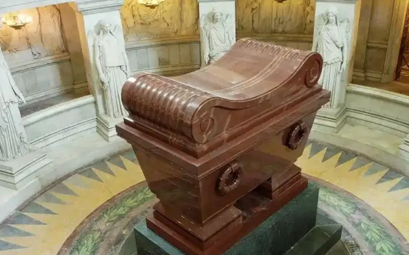 从1821年拿破仑死了，到现在已经过去200多年的时间了，他的棺椁从来没有打开过
