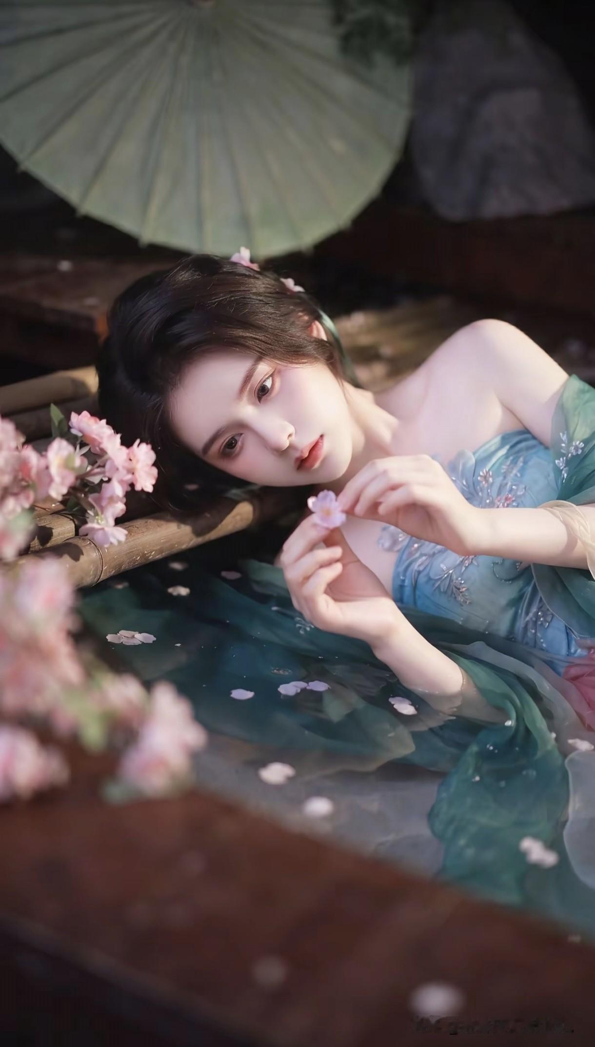 轻抚花枝，似是惊扰了春梦；回眸流转，恰似温柔了岁月。这一袭红衣，染尽了长安城