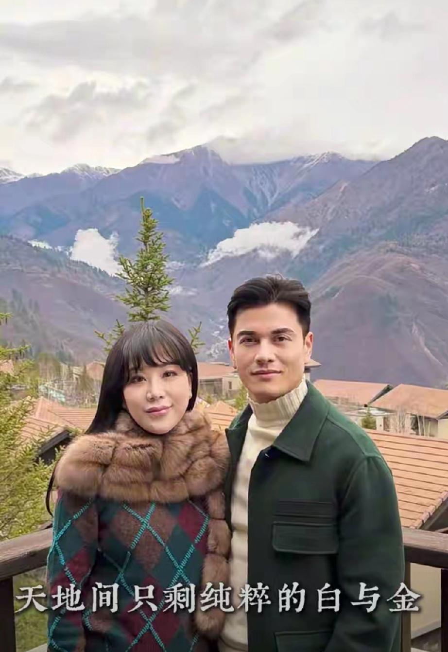 太甜！吕良伟夫妻九寨沟度假，牵手同行尽显岁月深情近日，吕良伟携妻