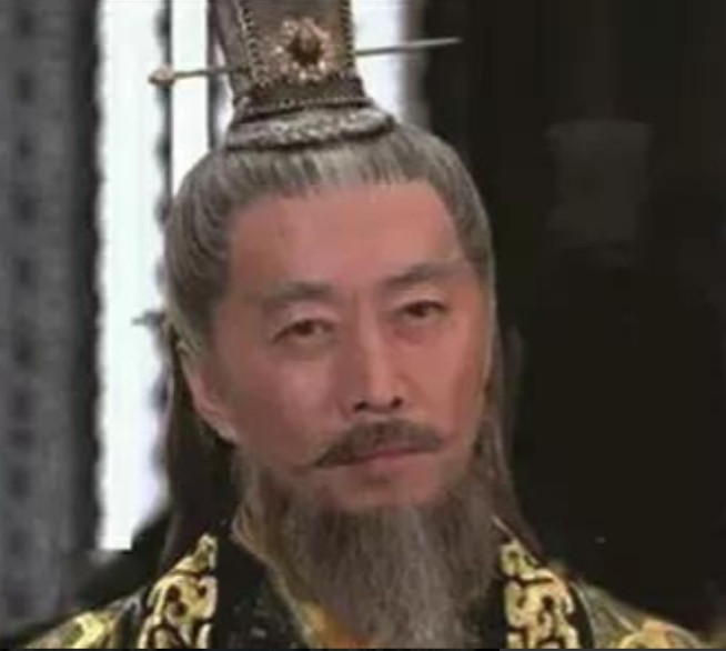 572年，60岁的宇文护，陪堂弟宇文邕入宫劝太后戒酒，突然宇文邕拿起玉板，对着宇