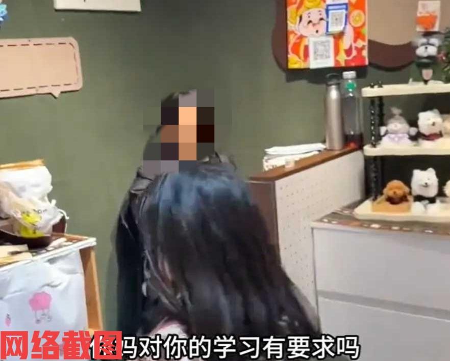 河南有女子看有小店进门逛了逛。可是女子看到店内，只是有两名女孩子在里面，起初