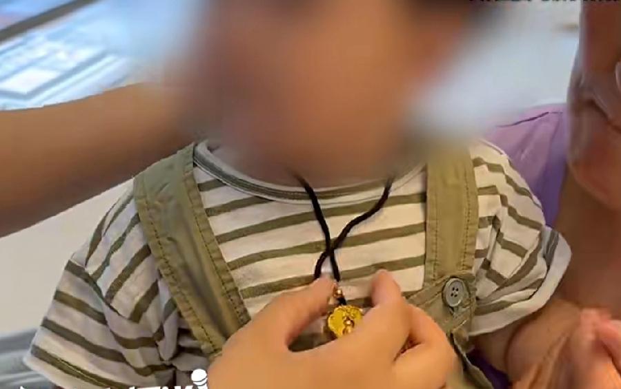 岁五个月大宝宝半夜发出咀嚼声，妈妈开灯一看，孩子竟然把脖子上的金锁嚼碎吞了，妈妈