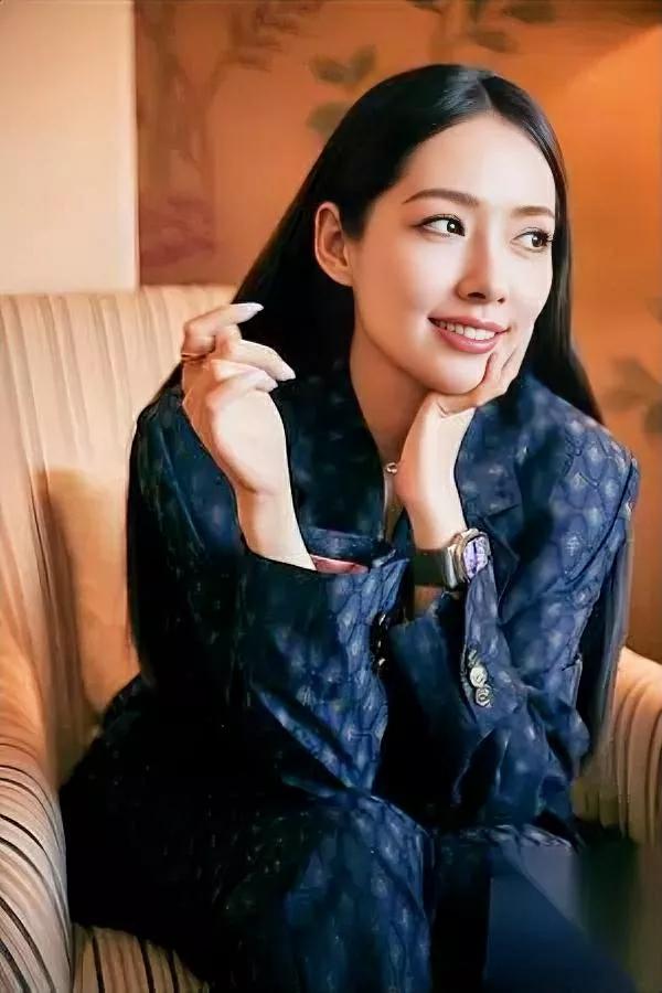 郭碧婷的“家庭账本”，藏着最清醒的豪门活法。她接商务、跑综艺赚的钱，直接打回