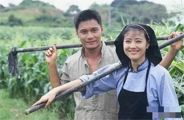 这一张剧照里周海媚的笑容真灿烂。