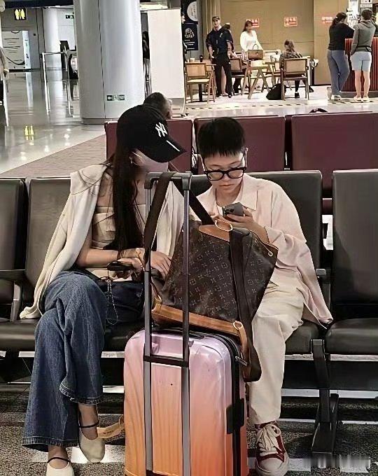 娜扎的锁骨好像能放一大把硬币…​​​
