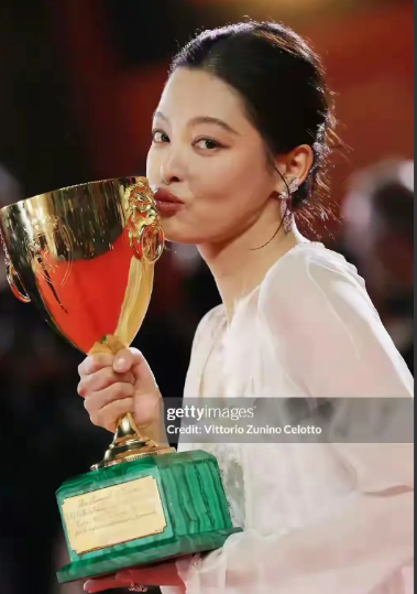 辛芷蕾，这回可太出圈了！现在不仅中国人知道，全世界都知道她听不懂英语采访