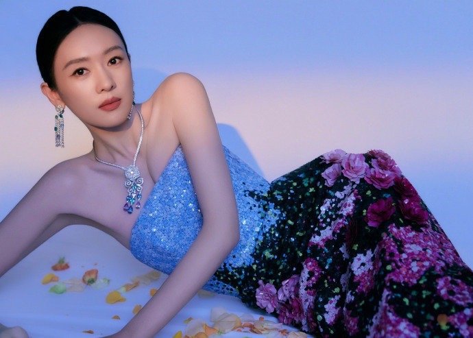 童瑶五十朵立体玫瑰繁花裙，微博视界大会出发图里这身裙装太有感觉，五十朵立体玫瑰栩