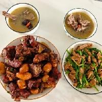 简简单单又是一天！今日午餐:芋头烧肉，韭菜苔炒肉，鸽子汤带定位晒今日生活