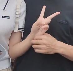 一高女生高考刚结束，家人送花拍视频留念，网友发现她手上疑似写着答案。这是真的吗？