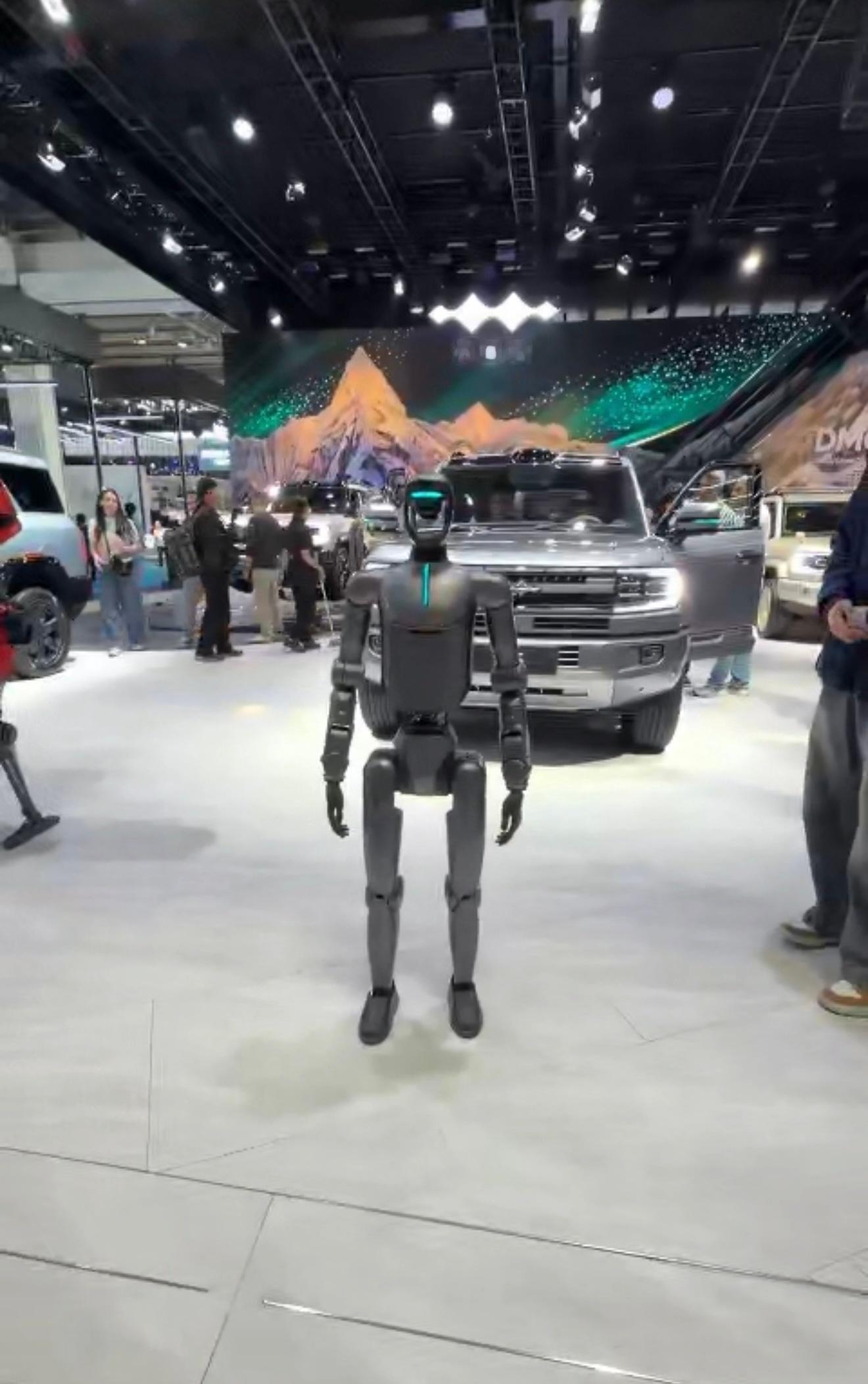 这次北京车展，方程豹展台的氛围有点不一样，车旁边站的不光有传统意义上的车模刚在亦