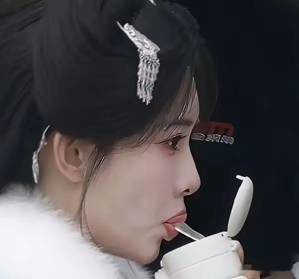 这不就是孟子义自己的嘴唇吗
