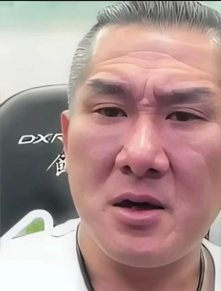 馆长直播泣不成声哭了。馆长这次来大陆，他说，现在最让我感动的是，不是因为他大