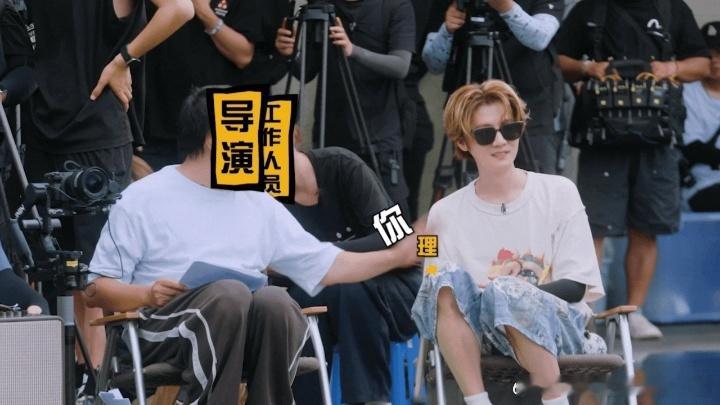 鹿晗共情五哈导演了鹿晗和导演说你们挺辛苦的哈哈哈哈哈鹿晗从导演位下来，走到真正