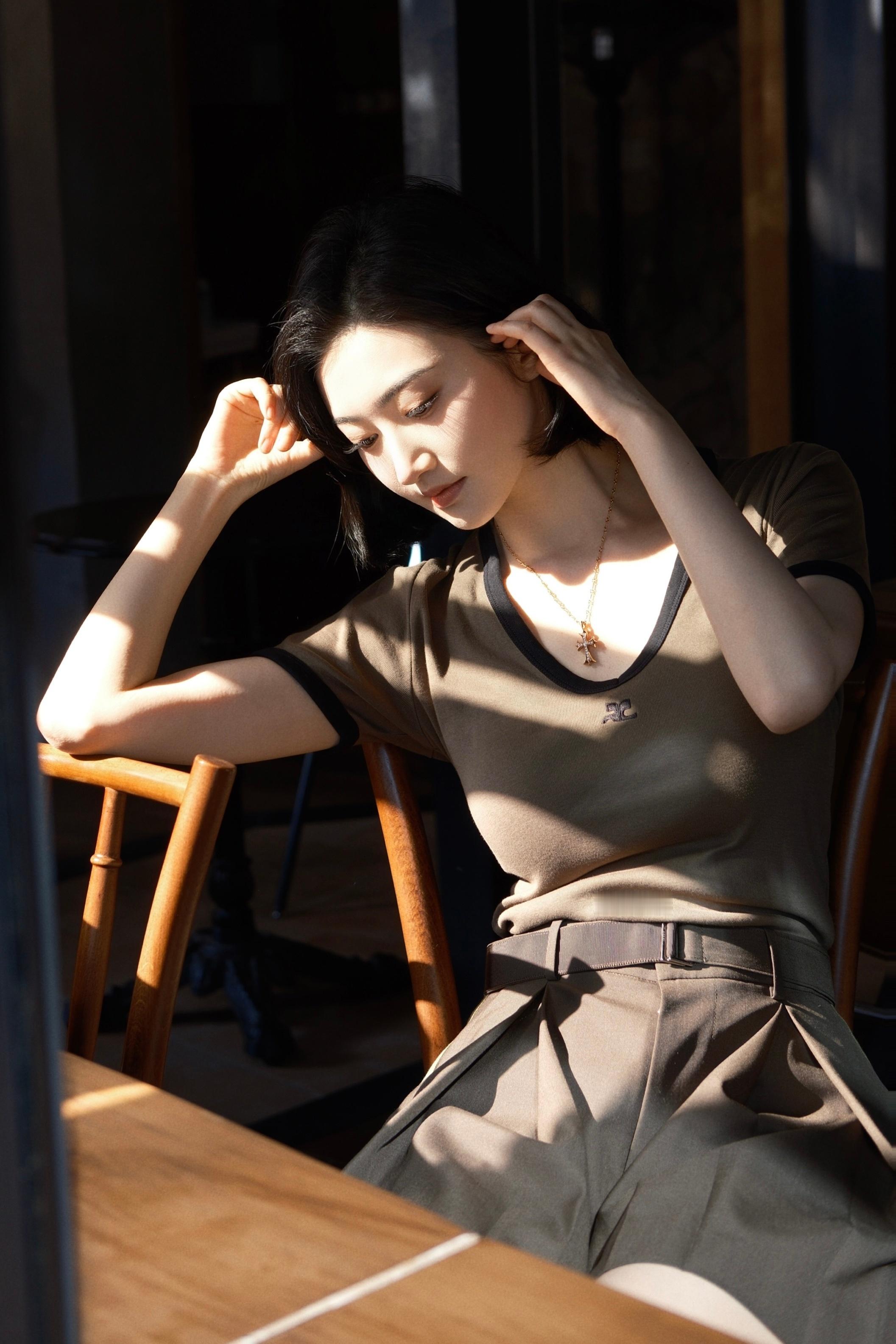 景甜姐姐，短发小短裙，这身材像漫画人物一样好看。景甜