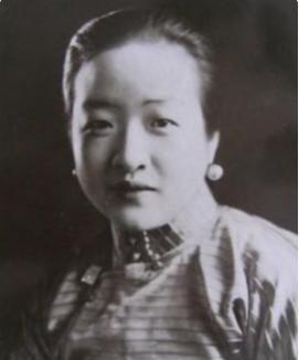 1949年冬天，上海亭子间，一位曾被78个仆人伺候的千金小姐，蜷缩在破棉絮里，咬
