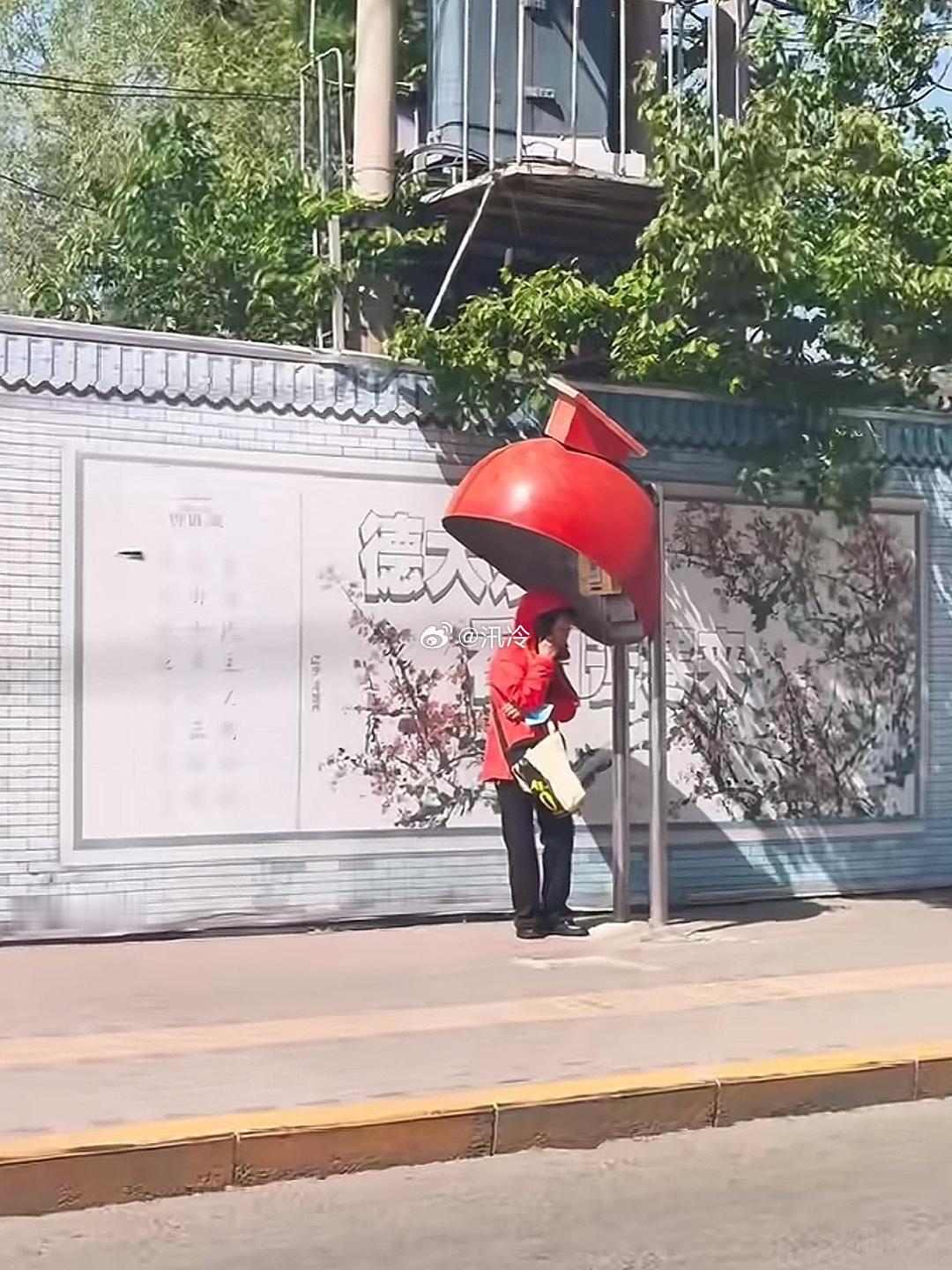 北京街头拍到的一幕还以为穿越了