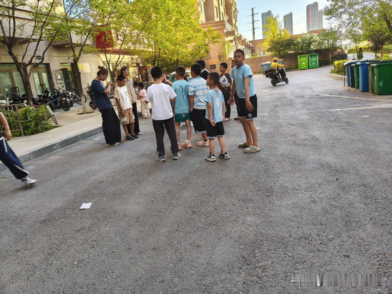 晚上下班回到家，放下包就匆匆忙忙的赶紧下楼，准备去小区的商店里拿快递。结果，