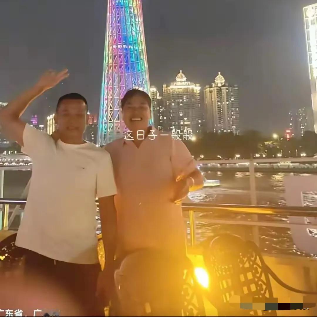 全红婵爸妈“不装了”。大大方方的晒去看女儿的照片了。一开始大家都以为全红婵爸