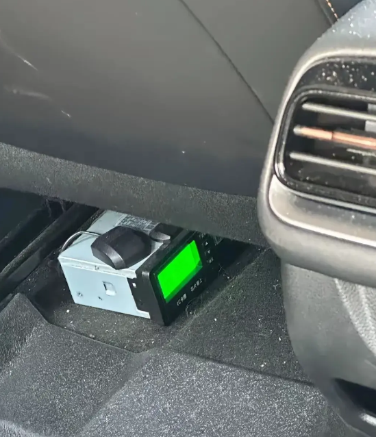 上海，有一位阿姨乘坐网约车，无意中发现车座底下有一个冒着绿光的设备，这个设备就像