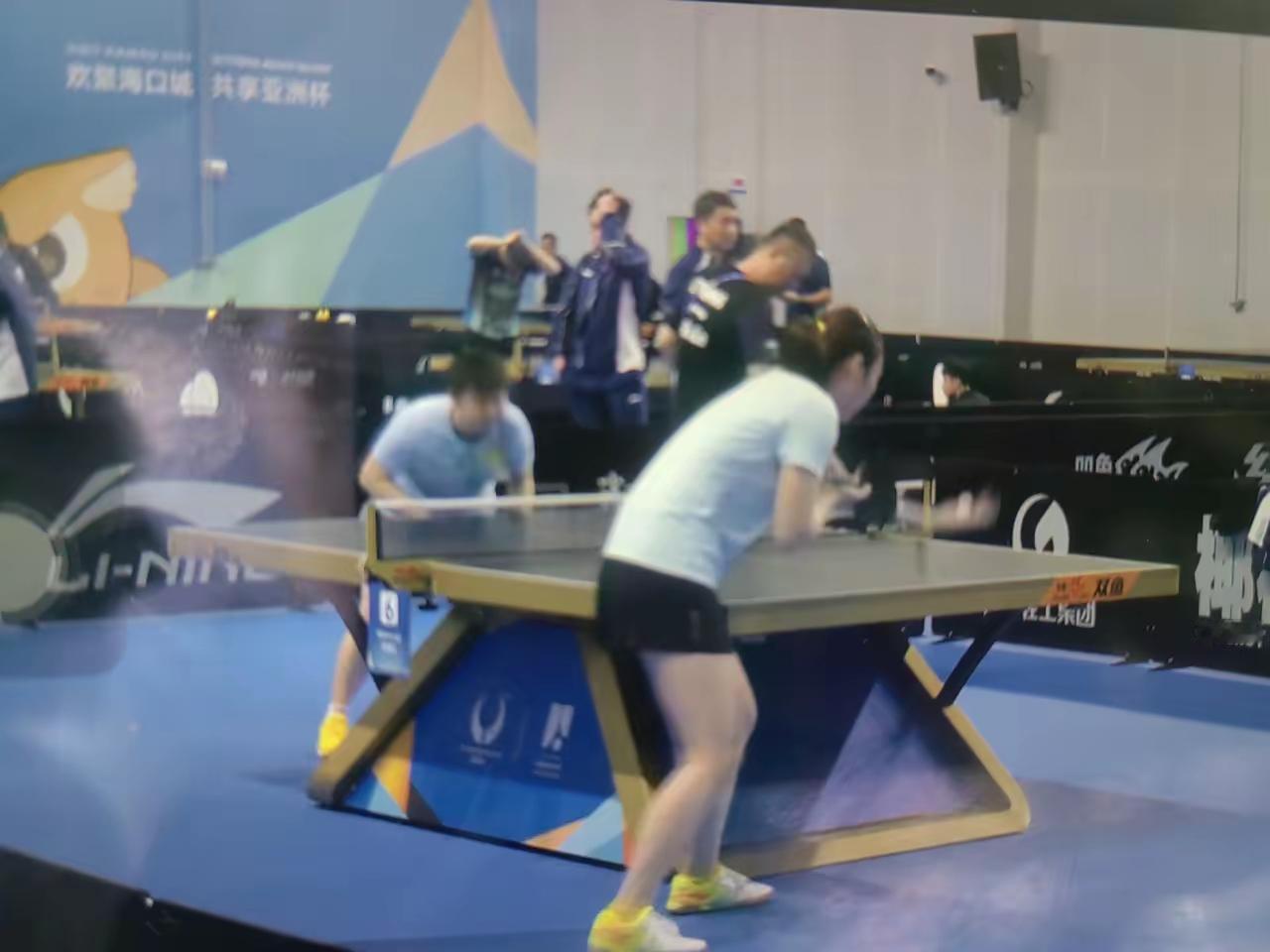 今天莎莎就要出战了，第一个对手是叶伊恬。虽然对手名不见经传，但是莎莎还是认真在做