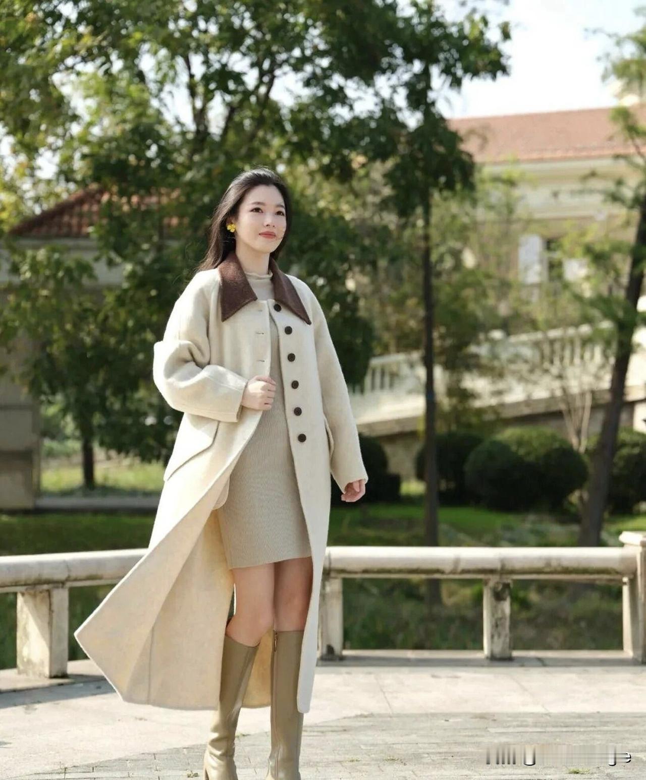 红袖添香夜，轻抚月华明。