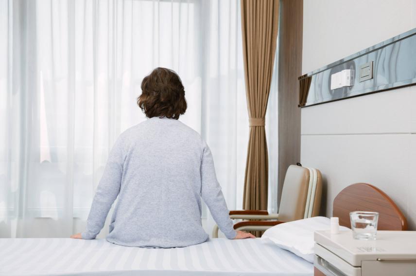 睡眠少一点不是坏事，早醒老人反而更硬朗？来听听医生怎么说很多人觉得老年人睡得