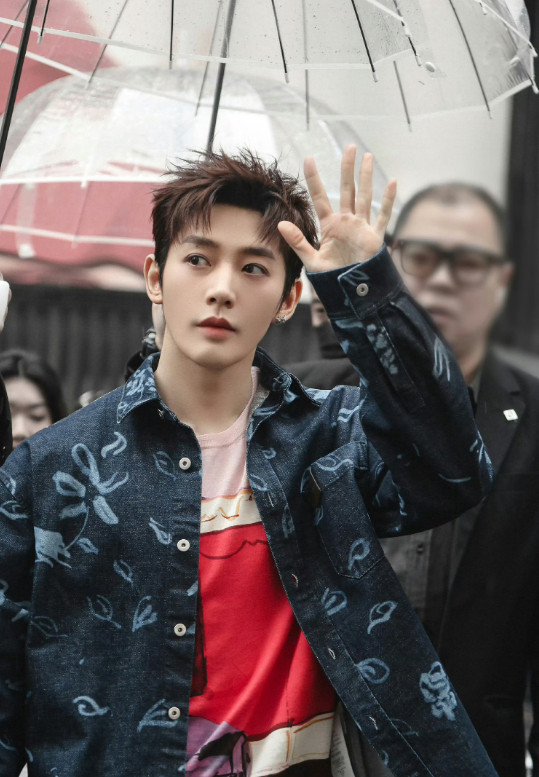 邓为和热巴的状态，真的是太好了，不惧任何镜头男的帅，女的美，站一起美如画也不知道