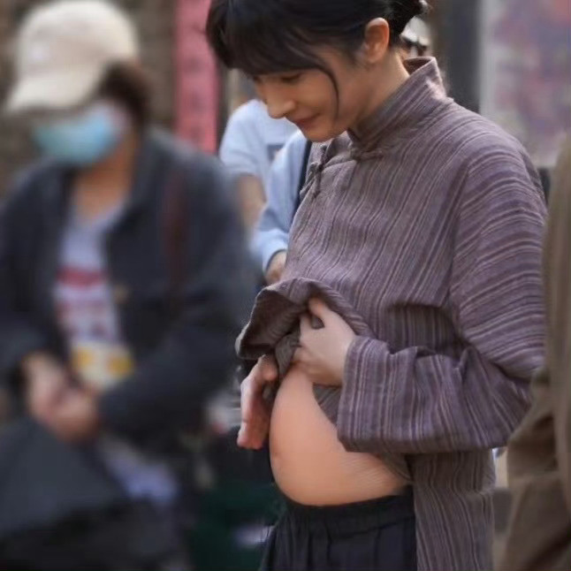 我妈追剧的时候发出质疑：怎么老摸肚子啊，生怕看不出她怀孕了吗[？？？]​​​