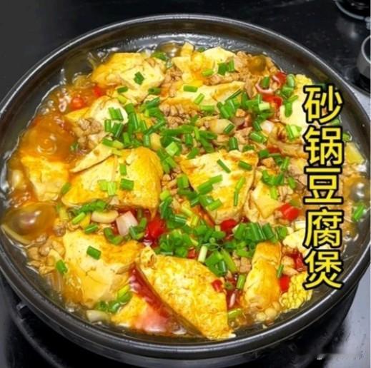 1. 豆腐切厚片，煎至两面微黄捞出；备好金针菇、青菜、虾皮、葱花。​2. 砂