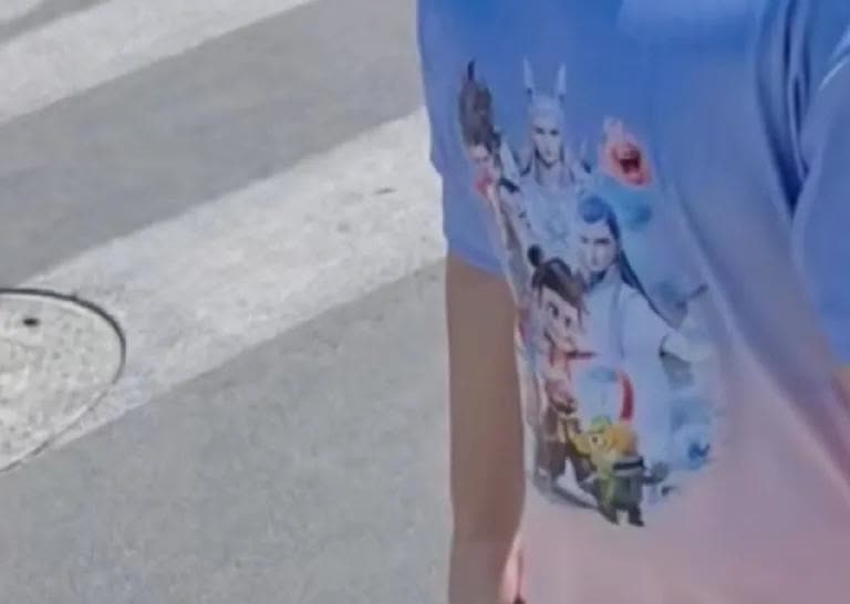一个小男孩骑自行车不小心刮蹭了女子的车辆，虽然当时车里没有人，男孩还是一直等到女