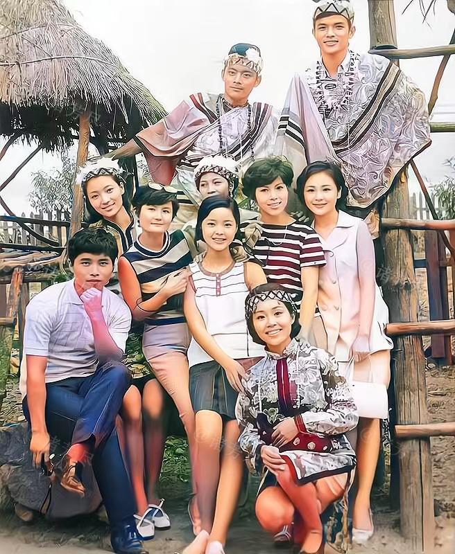 1967年间，台湾阿里山，14岁的邓丽君在一场演出中，与当地歌迷留下了这张珍贵合