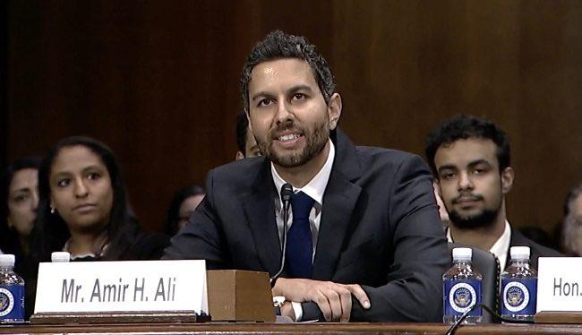 🚨这位是移民法官阿米尔·阿里他刚刚宣布自己是美国总统，并单方面推翻了特朗