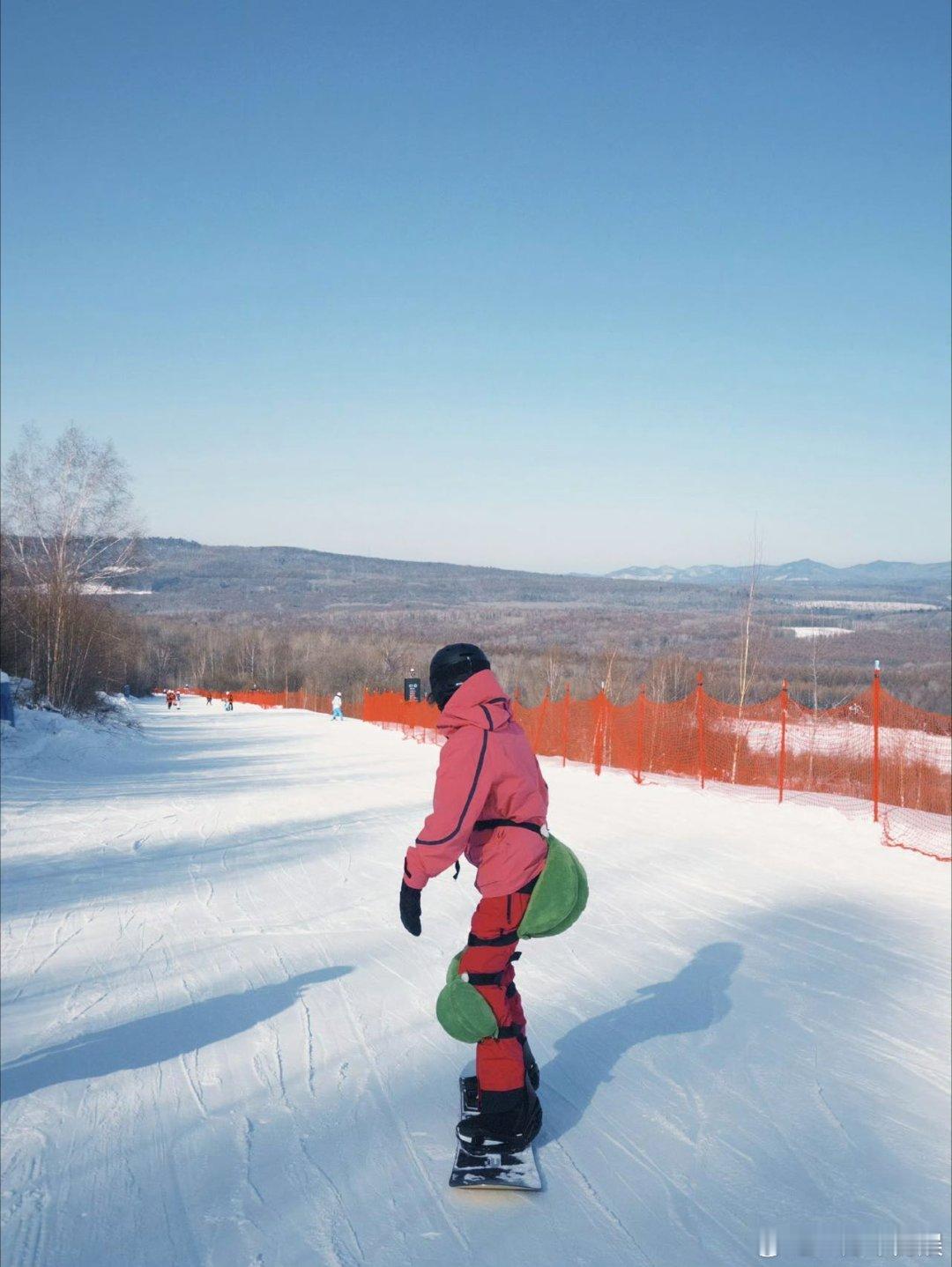 关晓彤滑雪摔屁墩儿关晓彤滑雪大型翻车现场，各种花式摔屁墩儿，看着都疼，最后老老
